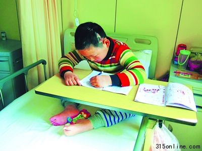 10歲男孩患腦炎左腦切除重學走路仍想讀書(圖)