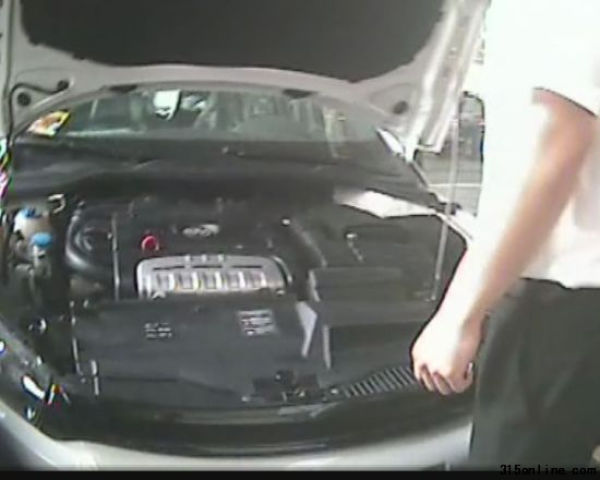 4s店檢查蔡先生汽車的發動機 4s店檢查蔡先生汽車的發動機