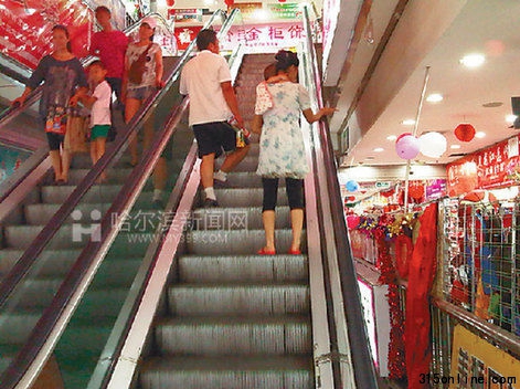 透籠輕工批發(fā)市場(chǎng)內(nèi)老舊的扶梯。