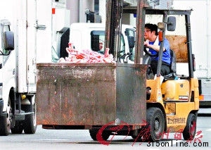 12日,在東京一個(gè)肉類批發(fā)市場,一名工人在運(yùn)輸牛排骨。 12日,在東京一個(gè)肉類批發(fā)市場,一名工人在運(yùn)輸牛排骨。