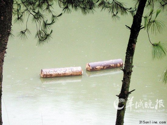 沉潭 涪陵區(qū)新村鄉(xiāng)群星村,天價榨菜沉潭處,水上的浮標標示著榨菜沉潭的時間。 羊城晚報記者 魯釔山 攝 沉潭 涪陵區(qū)新村鄉(xiāng)群星村,天價榨菜沉潭處,水上的浮標標示著榨菜沉潭的時間。 羊城晚報記者 魯釔山 攝