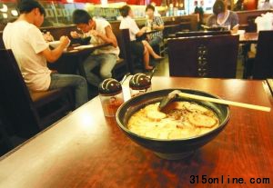 7月28日在市內一家味千拉面連鎖店,顧客在消費。味千拉面陷入“湯底門” 市值一天蒸發15億。南山 攝