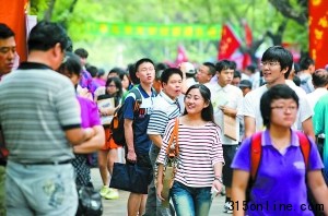 北大黨委書記自稱“新兵”回應農村學生減少問題