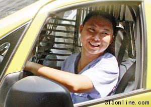 出租車送燙傷孩子去醫院全城汽車集體讓路(圖)
