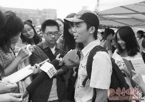 保安自考入大學報到現場秀英文談理想稱想當老師