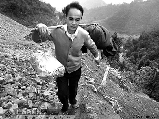 “扁擔(dān)教師”一人長(zhǎng)征:38年為孩子挑生活學(xué)習(xí)用品