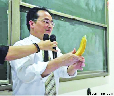大學(xué)開設(shè)性教育課老師拿香蕉教學(xué)生戴安全套(圖)