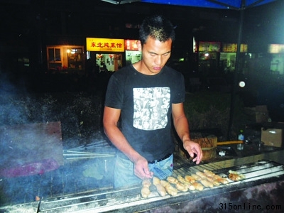 大四男生創業當“燒烤哥”和女友開“情侶店”