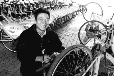49歲癌癥患者堅持做義工2年免費修公共自行車