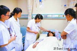怕冷美女夏天穿保暖衣冬天徹底變“粽子”(圖)