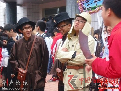 點圖查看下一頁 網(wǎng)爆沈陽一中學(xué)學(xué)生著侵華日軍軍服參加運動會(圖)(2)