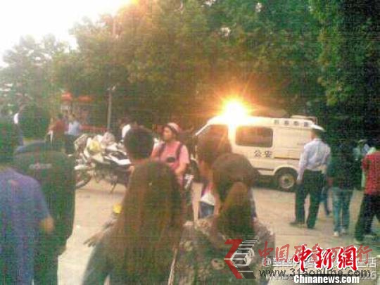 轎車闖入一高校撞傷7名學生司機已被控制(圖)