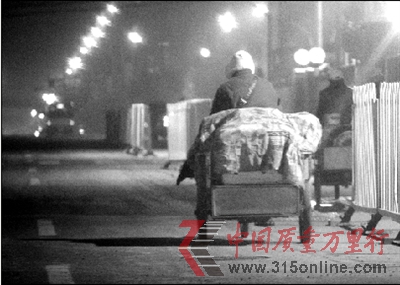 朝陽一黑作坊日產(chǎn)豆?jié){上千杯多供應(yīng)流動早點攤