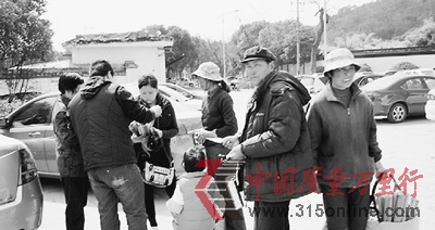 蘇州石湖景區(qū)停車場有人無證收費(fèi)開假票糊弄車主