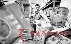 中環世紀聯華店工作人員上午已將所有新東陽肉松下架封存 本報記者 孫中欽 攝