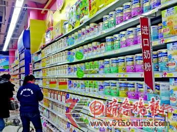 7日,在濟(jì)南一家大型超市的進(jìn)口奶粉區(qū),無明治奶粉在售。 馬云云 攝