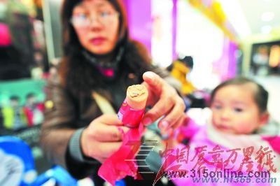 康女士購(gòu)買(mǎi)的火腿腸里有藍(lán)色物質(zhì)。莊道龍/攝