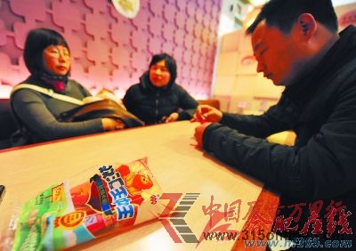 康女士正在和廠方負(fù)責(zé)人協(xié)商。莊道龍/攝