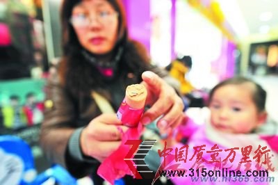 雙匯火腿腸里現(xiàn)藍(lán)色異物 廠家堅(jiān)稱是雞肉包裝袋