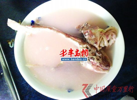 紅頭魚竟燉出紅湯 消費者質疑魚被染色(圖)