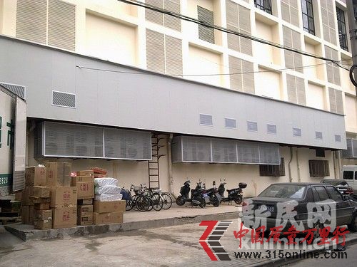 十多個(gè)空調(diào)機(jī)外機(jī)與冰柜壓縮器與小區(qū)僅幾米之隔。新民網(wǎng)記者卜春艷 現(xiàn)場回傳