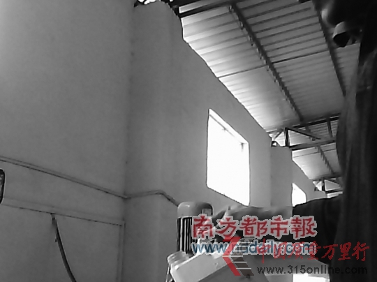 負責調(diào)油的小老板手里握著的便是花生油香精。 負責調(diào)油的小老板手里握著的便是花生油香精。