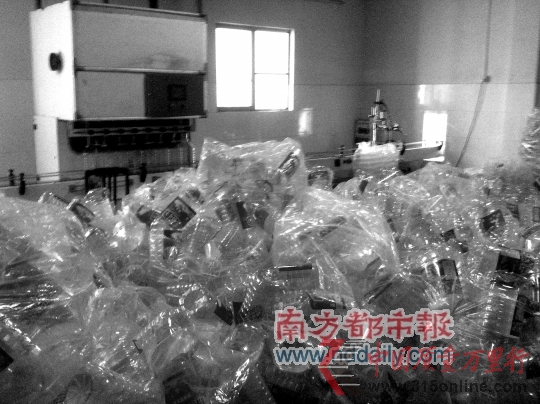 灌油車間里堆滿了正要灌裝的空油瓶。 灌油車間里堆滿了正要灌裝的空油瓶。