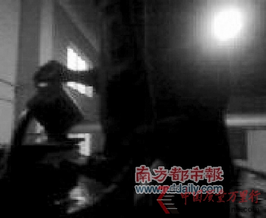 工廠小老板正在往調(diào)油罐里倒粗制棉油。 (暗訪視頻截圖) 工廠小老板正在往調(diào)油罐里倒粗制棉油。 (暗訪視頻截圖)