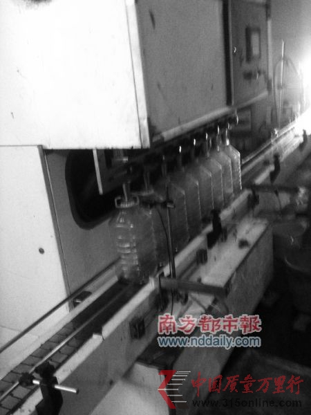 工廠里唯一的一套機器灌油設(shè)備,專灌大瓶的油。 工廠里唯一的一套機器灌油設(shè)備,專灌大瓶的油。