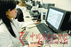 3.工作人員使用纖維細(xì)度儀辨別產(chǎn)品羊絨成分。 莫偉濃 攝 3.工作人員使用纖維細(xì)度儀辨別產(chǎn)品羊絨成分。 莫偉濃 攝