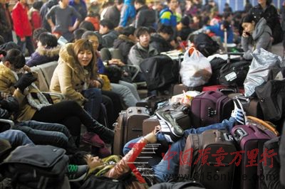 昨日,北京西站,大批旅客在候車室休息。當日,西站發送旅客21.9萬人,達到今年春運以來旅客發送最高峰。本報記者 周崗峰 攝