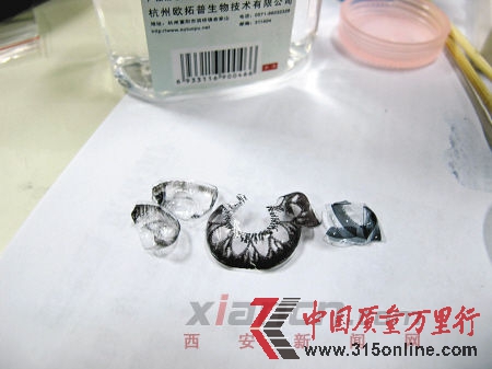 用酒精泡過(guò)后擦拭,“七彩蕾絲”幾乎透明、“coco eye”粉色部分消失、知名品牌“美瞳”雖然破碎但未掉色(由左至右)。 用酒精泡過(guò)后擦拭,“七彩蕾絲”幾乎透明、“coco eye”粉色部分消失、知名品牌“美瞳”雖然破碎但未掉色(由左至右)。