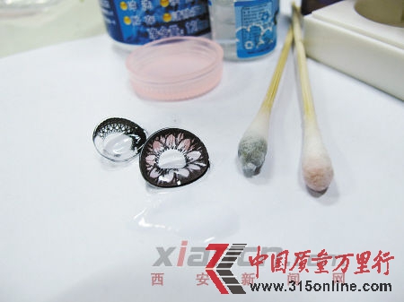 兩款低價(jià)“美瞳”,用護(hù)理液浸泡30分鐘后擦拭,都出現(xiàn)了掉色現(xiàn)象。 兩款低價(jià)“美瞳”,用護(hù)理液浸泡30分鐘后擦拭,都出現(xiàn)了掉色現(xiàn)象。
