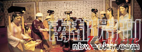 茅臺(tái)酒廠展覽館內(nèi)的清代宮廷雕像。 茅臺(tái)酒廠展覽館內(nèi)的清代宮廷雕像。