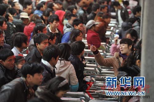 1月27日,一位旅客在購票時(shí)轉(zhuǎn)身和同行親人商量乘車時(shí)間。新華社記者 歐東衢 攝 1月27日,一位旅客在購票時(shí)轉(zhuǎn)身和同行親人商量乘車時(shí)間。新華社記者 歐東衢 攝