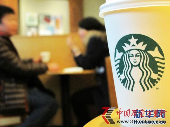 1月30日,顧客在南京湖南路一家星巴克門店內(nèi)消費(fèi)。據(jù)網(wǎng)易財經(jīng)報道,星巴克大中華區(qū)公關(guān)部經(jīng)理勵靜當(dāng)日表示,出于運(yùn)營成本考慮,從1月31日起,星巴克中國區(qū)將對手工調(diào)制咖啡統(tǒng)一提價,漲價幅度約為1至2元;星冰樂、熱巧克力、牛奶等均不在漲價之列。新華社發(fā)