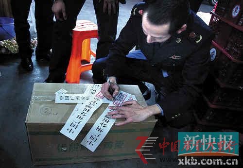 ■昨日上午,白云區(qū)工商執(zhí)法人員對蛋類批發(fā)市場進行抽樣檢測。新快報記者 王飛/攝