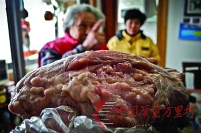 居民購(gòu)得一塊豬肉切開(kāi)后呈顆粒狀