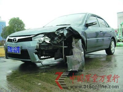 撞勞斯萊斯的菱悅車受損也嚴重。