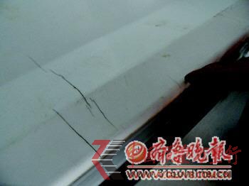 趙先生指著約2厘米的裂痕說:“這是購買半年后出現(xiàn)的,現(xiàn)在又多了四條”。 本報記者 任洪忠 攝 趙先生指著約2厘米的裂痕說:“這是購買半年后出現(xiàn)的,現(xiàn)在又多了四條”。 本報記者 任洪忠 攝