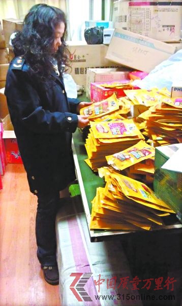 工商人員正在清點被篡改了日期的豆干。王志新 攝