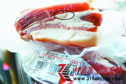 市民從大潤發(fā)洪樓店購買的豬肉含有囊包﹙圈中所示﹚記者 郭堯攝 市民從大潤發(fā)洪樓店購買的豬肉含有囊包﹙圈中所示﹚記者 郭堯攝