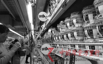 超市內(nèi)老酸奶排滿貨架 本版圖片均為晚報 何雯亞 現(xiàn)場圖片。