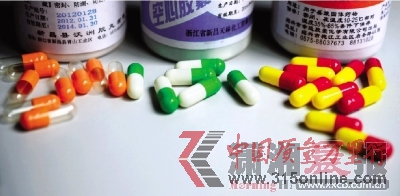 昨日,記者調(diào)查發(fā)現(xiàn)長(zhǎng)沙幾大藥店均有銷(xiāo)售空心膠囊,而這些膠囊大部分來(lái)自紹興市新昌縣。圖/記者陳勇 昨日,記者調(diào)查發(fā)現(xiàn)長(zhǎng)沙幾大藥店均有銷(xiāo)售空心膠囊,而這些膠囊大部分來(lái)自紹興市新昌縣。圖/記者陳勇