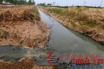 污水一路通過灌溉渠流淌,對農作物危害嚴重,一直注入齊濟河。 污水一路通過灌溉渠流淌,對農作物危害嚴重,一直注入齊濟河。