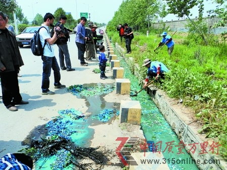 中原區(qū)各部門(mén)聯(lián)合打撈空殼膠囊 記者 李康 圖 中原區(qū)各部門(mén)聯(lián)合打撈空殼膠囊 記者 李康 圖