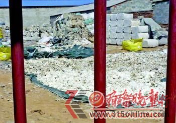◥3月31日,濟南市長清區潘村,一家再生棉加工作坊院內晾曬著不少廢舊棉絮 ◥3月31日,濟南市長清區潘村,一家再生棉加工作坊院內晾曬著不少廢舊棉絮