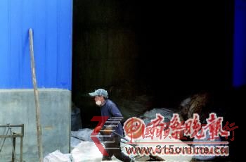 4月7日,長清區潘村一再生棉加工作坊,一名工人從車間里運出棉包。 4月7日,長清區潘村一再生棉加工作坊,一名工人從車間里運出棉包。