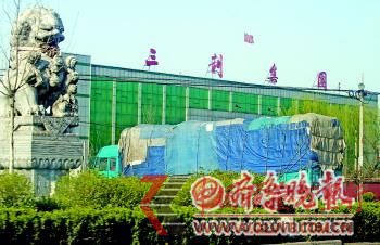 4月6日,在潘村裝上再生棉后,大貨車駛入濱州鄒平縣碼頭鎮三利集團。 4月6日,在潘村裝上再生棉后,大貨車駛入濱州鄒平縣碼頭鎮三利集團。