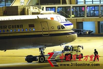 □昨晚11點07分CA406航班駛離候機樓準備飛往成都。晨報記者 殷立勤 現場圖片
